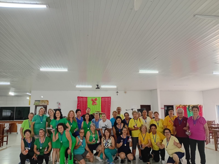 Idosos do Programa de Exercícios Físicos realizam gincana de final de ano
