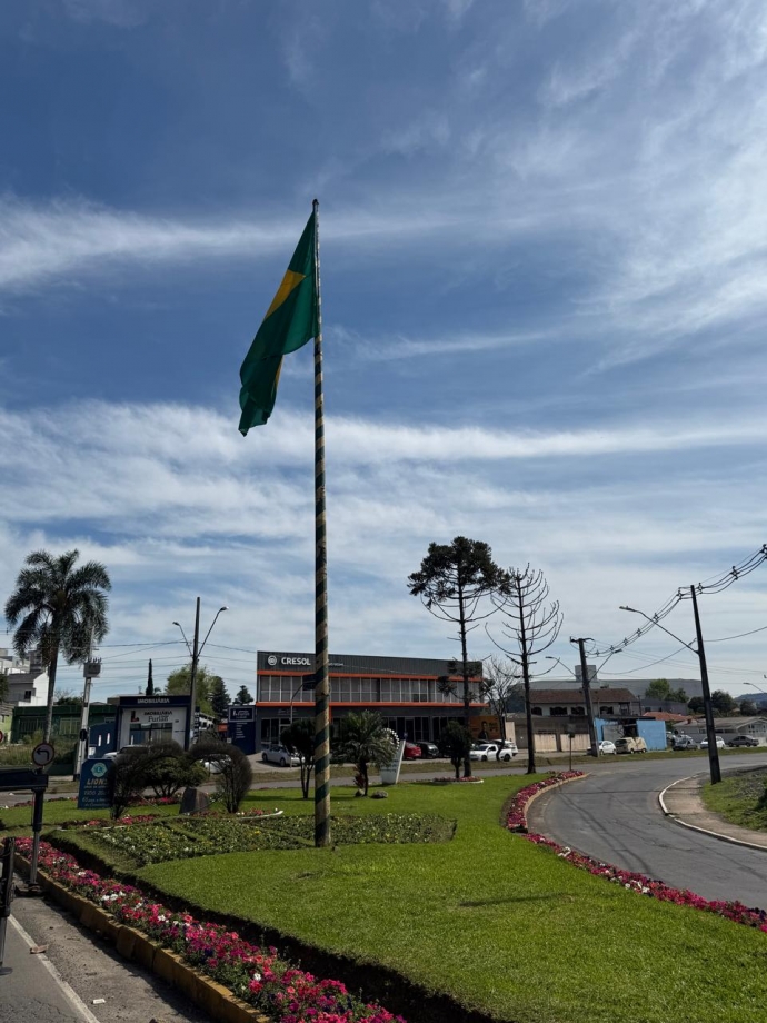 Prefeitura de União da Vitória realizada substituição da bandeira do Brasil da entrada da cidade