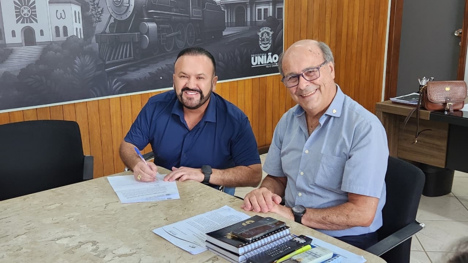 Prefeito Ary Carneiro Jr. transmite cargo ao vice-prefeito por 15 dias