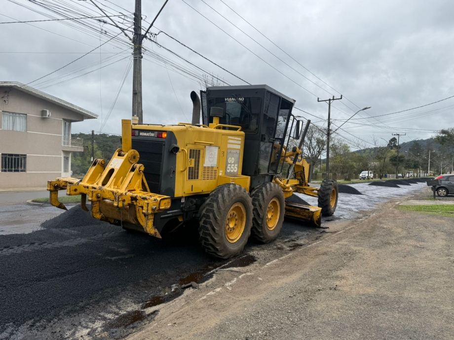 Secretaria de Obras realiza reperfilamento em trechos da Avenida Bento Munhoz da Rocha Neto