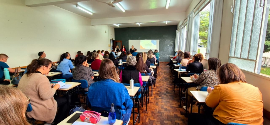 Mais de 400 professores recebem formação sobre ABA em União da Vitória