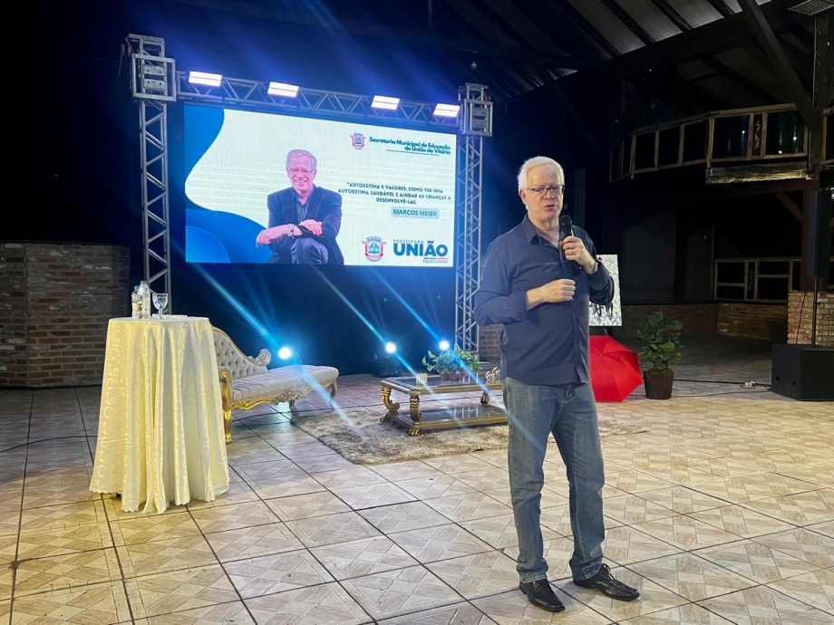 Educação realiza formação continuada com palestra de Marcos Meier