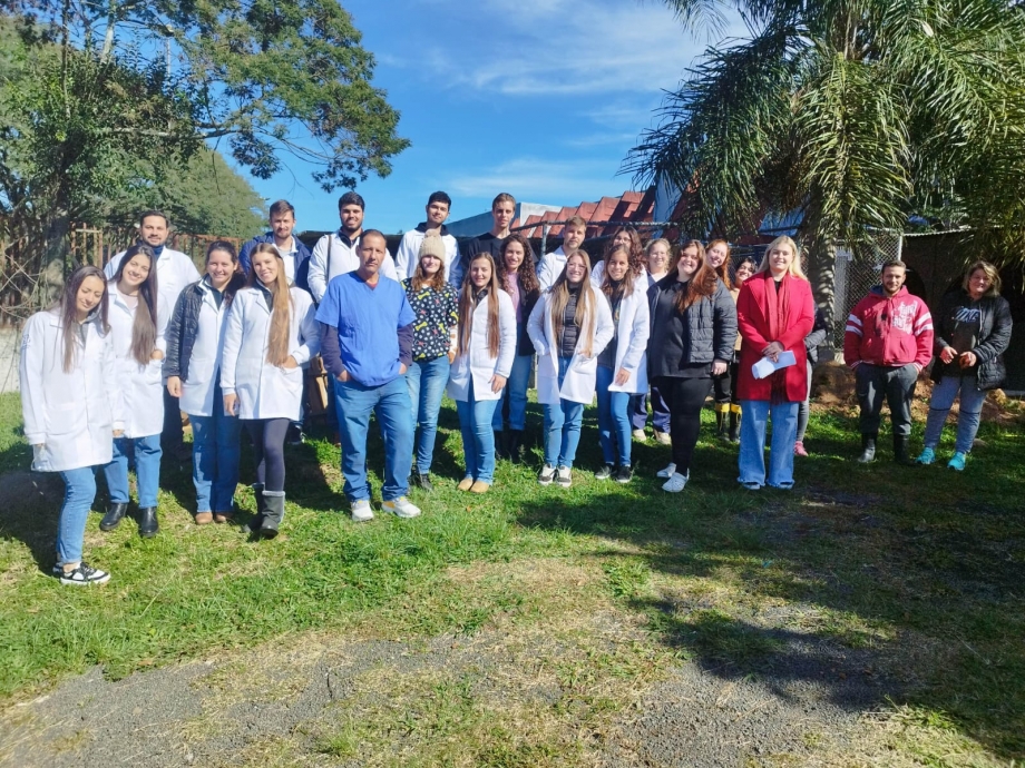 Defesa Animal recebe visita de estudantes de Medicina Veterinária da UGV
