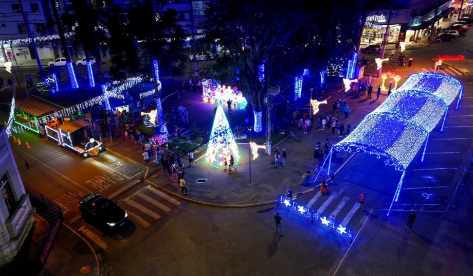 União da Vitória acende iluminação de Natal na Praça Alvir Riesemberg