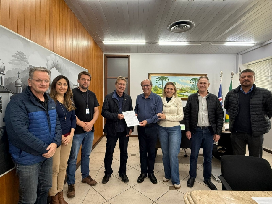 Ary Carneiro Jr. entrega ordem de serviço para revitalização da Avenida Bento Munhoz da Rocha Neto