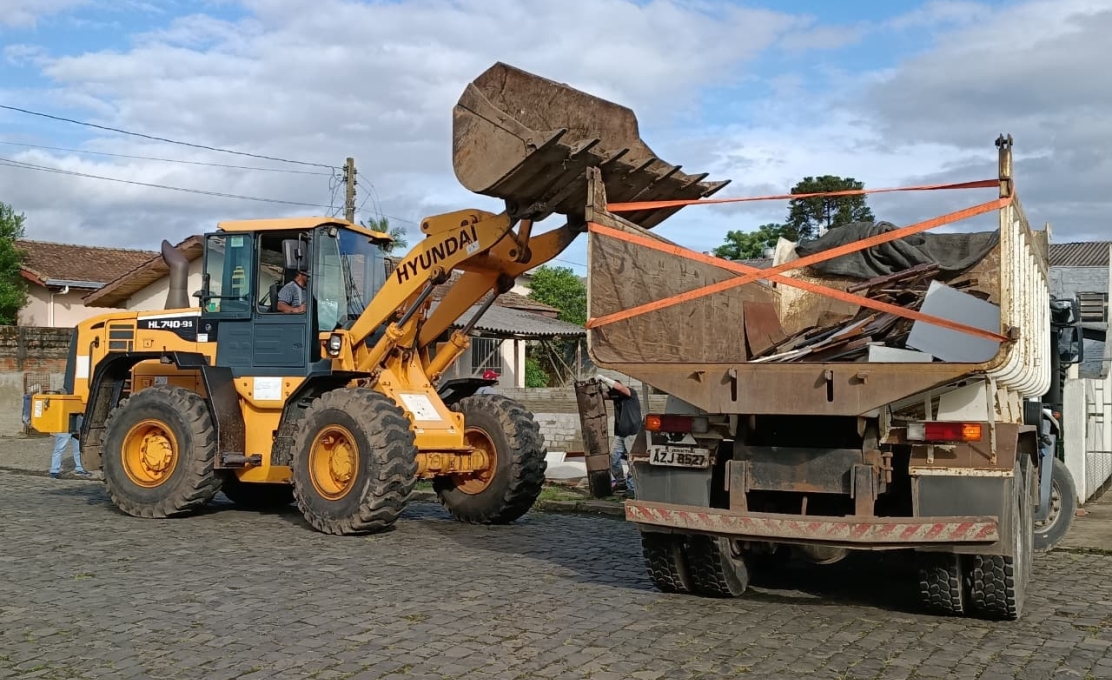 Prefeitura inicia força-tarefa para limpeza e retirada de entulhos após enchente em União da Vitória