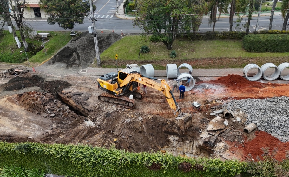 Prefeitura executa obra de drenagem para solucionar alagamentos históricos no bairro Rio d'Areia