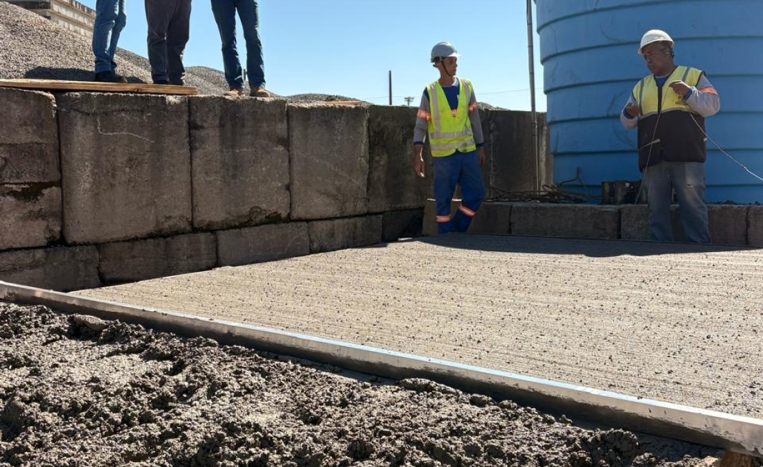 Obra da Avenida Bento Munhoz realiza teste experimental para pavimento rígido em concreto