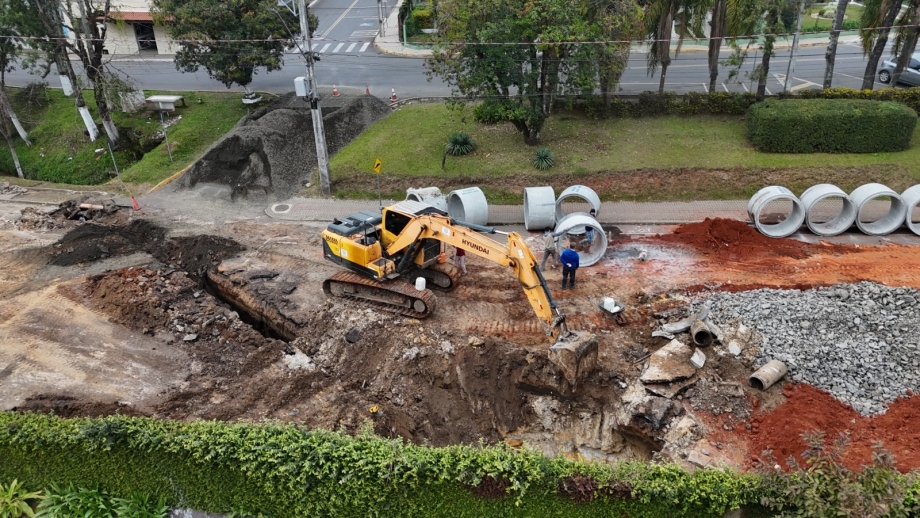 Prefeitura executa obra de drenagem para solucionar alagamentos históricos no bairro Rio d'Areia