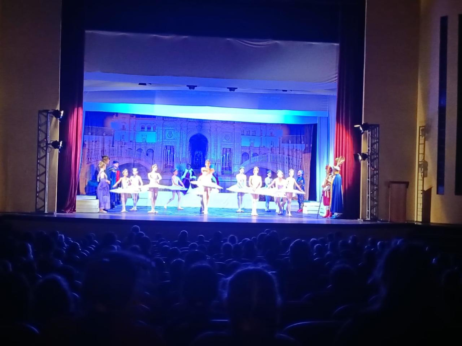 Alunos da rede municipal de União da Vitória assistem apresentação do balé “Bela Adormecida”
