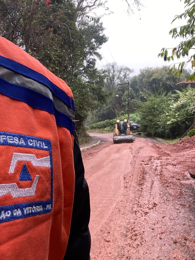 Defesa Civil e Secretarias de Obras e de Trânsito atuam para desobstruir acesso ao Morro do Cristo