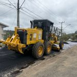Secretaria de Obras realiza reperfilamento em trechos da Avenida Bento Munhoz da Rocha Neto