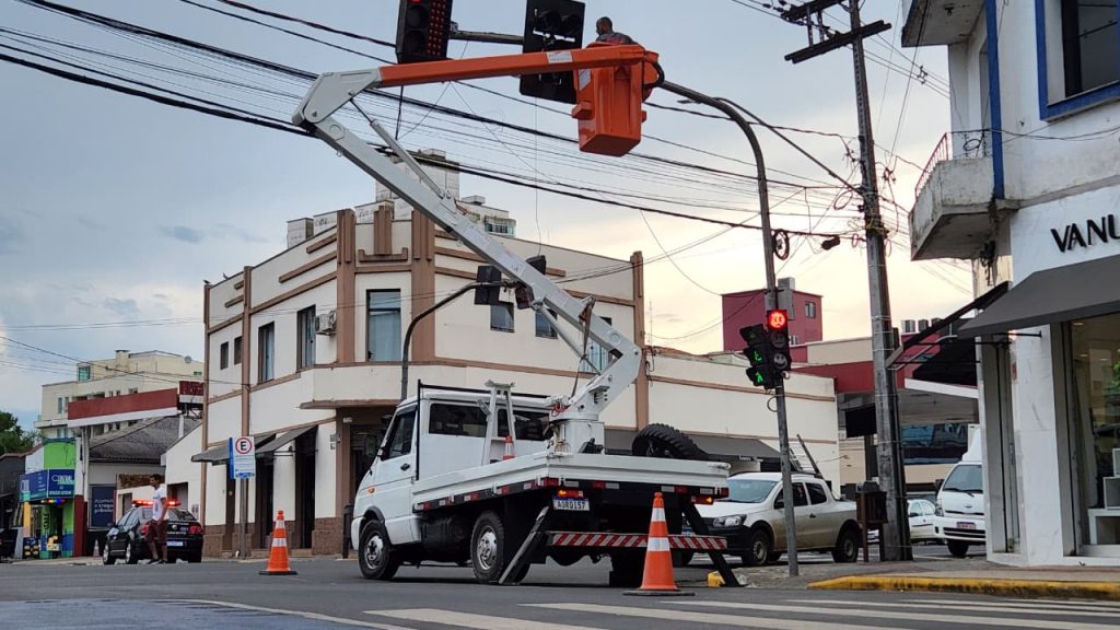 Semáforo da rua Visconde de Guarapuava terá alterações a partir da noite desta segunda-feira