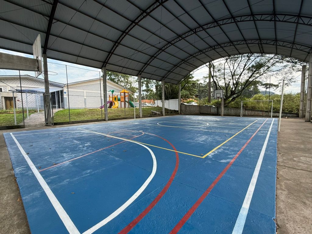 Quadra da Escola Padre Jacintho Pasin recebe pintura emborrachada