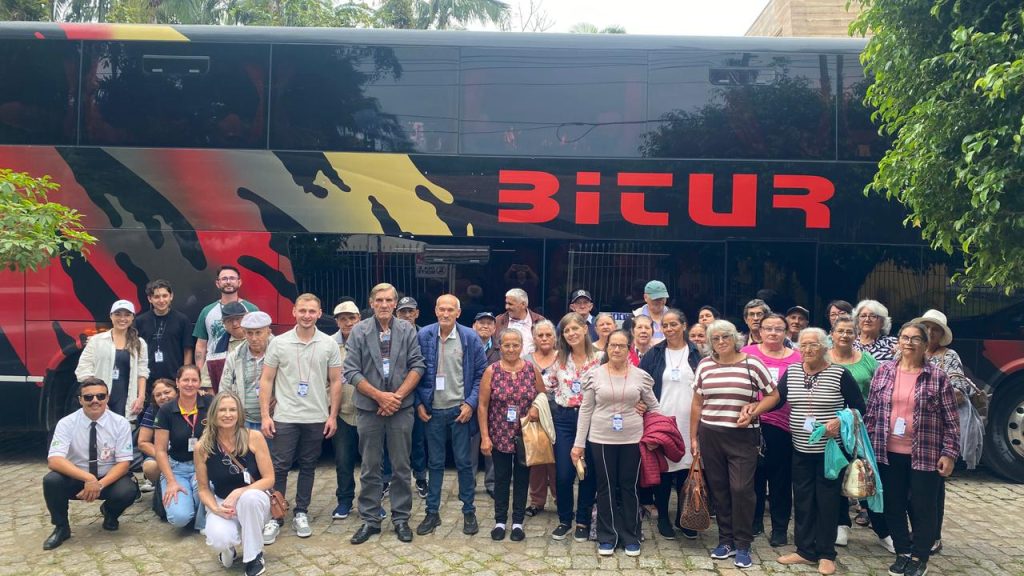 Idosos de União da Vitória participam de passeio especial com viagem de trem até Morretes